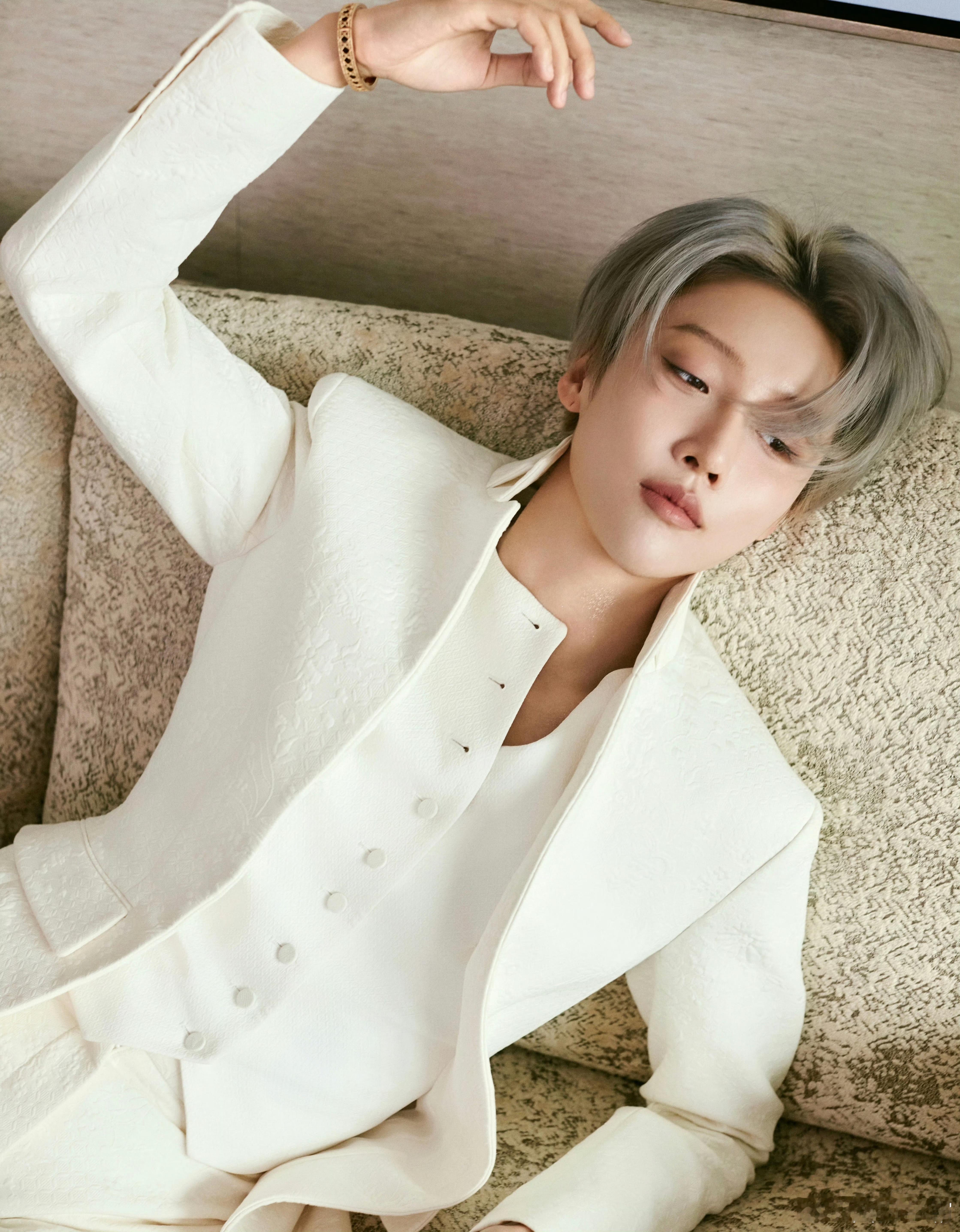 微博文化交流之夜新加坡站， 的Dior 2026早春套装造型让人眼前一亮。套装的