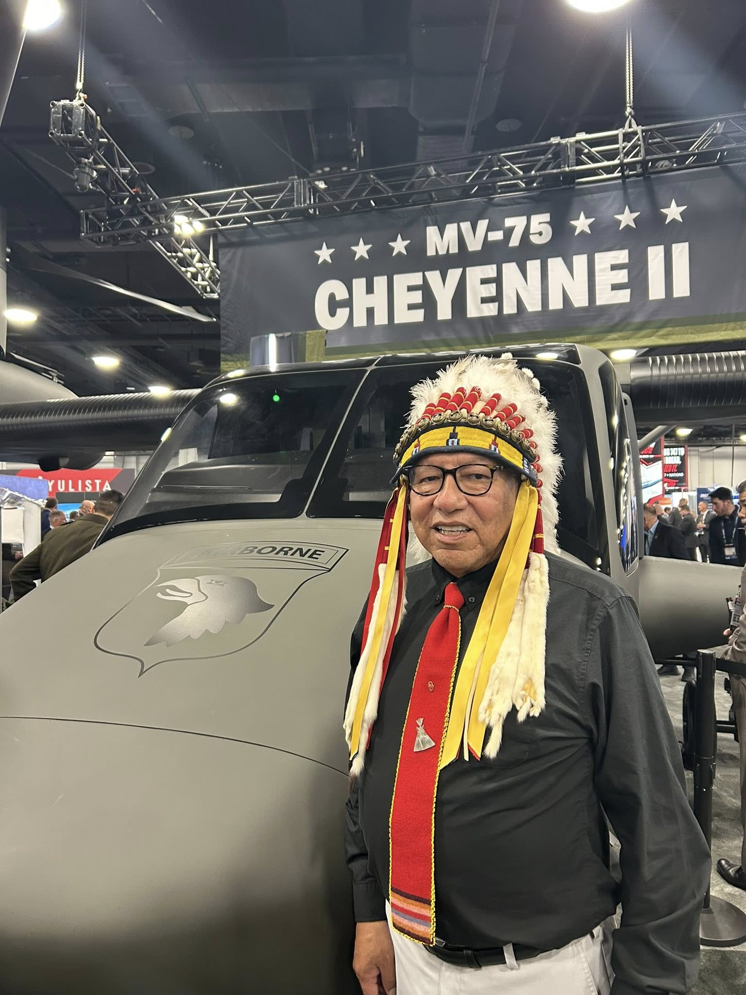 南夏延部落酋长戈登·耶洛曼为MV-75“夏延2”倾转旋翼机的模型祈福