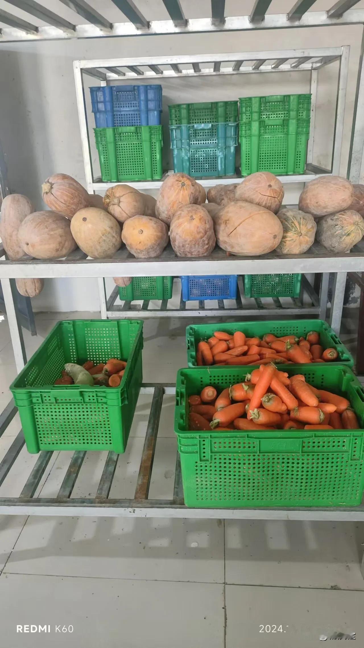 
学生有一千，
天天要用餐。
师傅有多忙？
顿顿令胃欢。