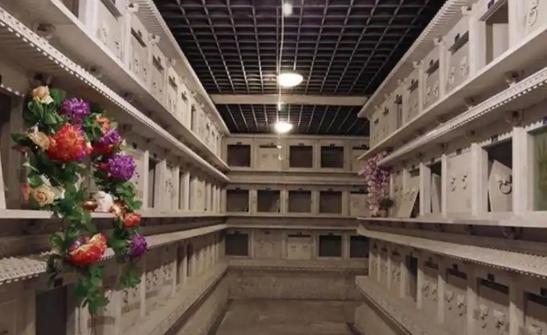 火葬场工作人员表示：“人死后必须火化；火化后别领骨灰，让火葬场统一处理就行了。火