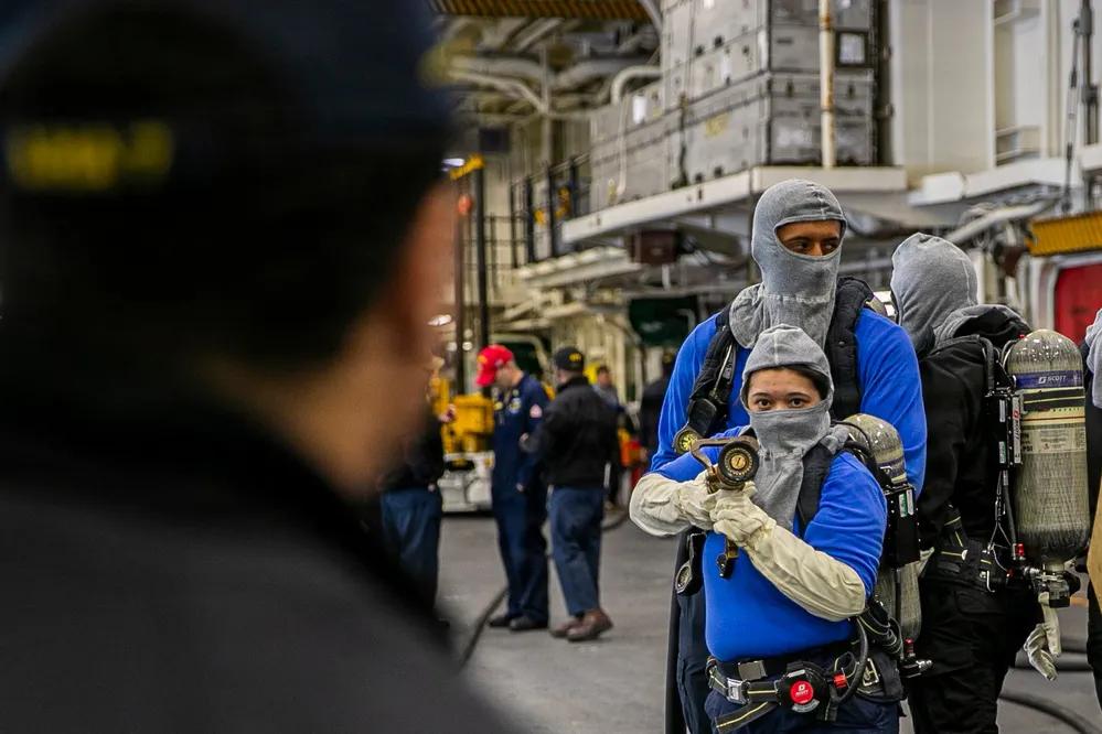 大概也是有惨痛的教训，美国海军非常重视舰船火灾扑灭训练。
2026年1月14日，