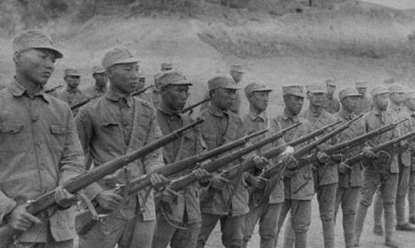 1940年，日伪据点中，日军都在睡觉，伪军团长邢祚光叫来12个亲信，道：“弟兄们