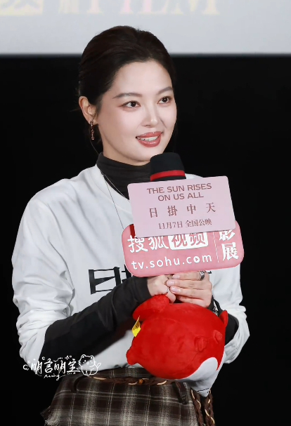 辛芷蕾解读人物的复杂性 嘿！辛芷蕾在被问结尾那关键一刀时，直言演时没想后果，是绝