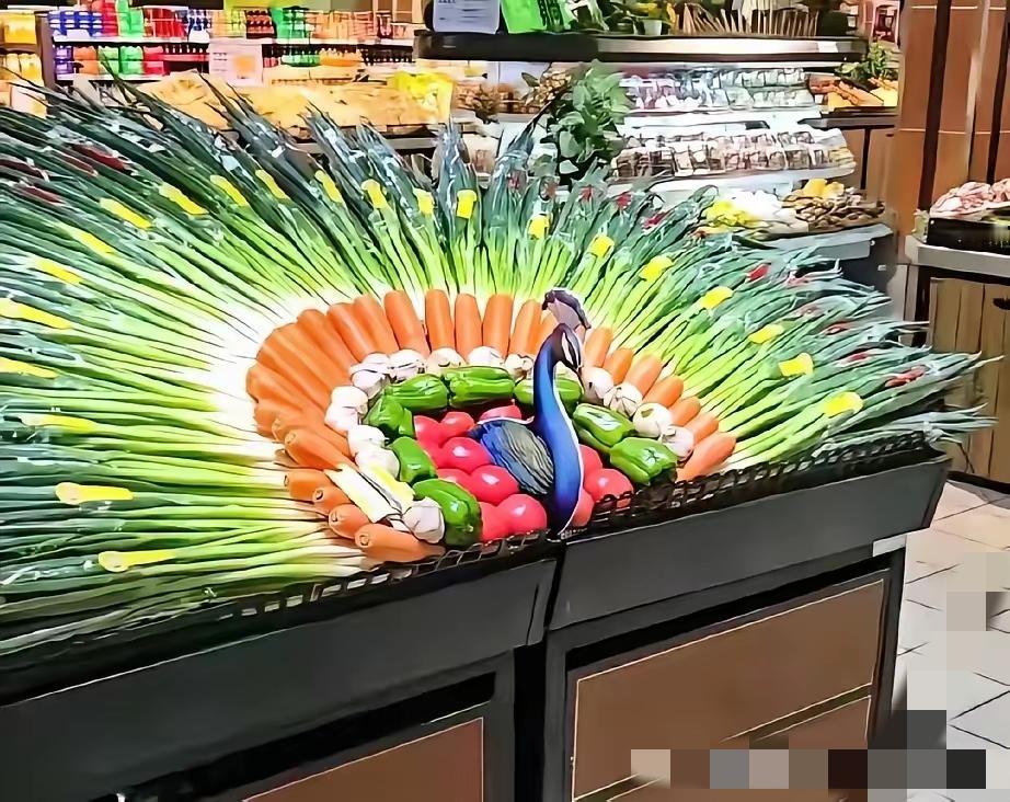 上人民日报的超市蔬菜摊火了！青岛小哥用大葱胡萝卜摆成孔雀开屏，网友直呼不敢买，怕
