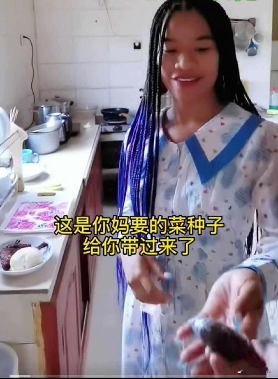 非洲女孩也有比较漂亮的，
不能简单的认为黑了就不好看，
有些非洲女孩身材特别棒，