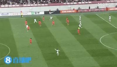 中国U23后卫的失误太低级了，泰国队又是右边路传中，中国后卫头球解围变助攻，自己