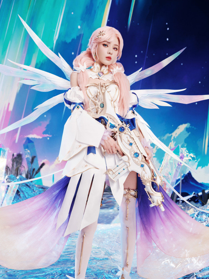 #张予曦漫画腰##张予曦粉发cos# 最新粉发cos造型，和平精英首套姐妹合体角