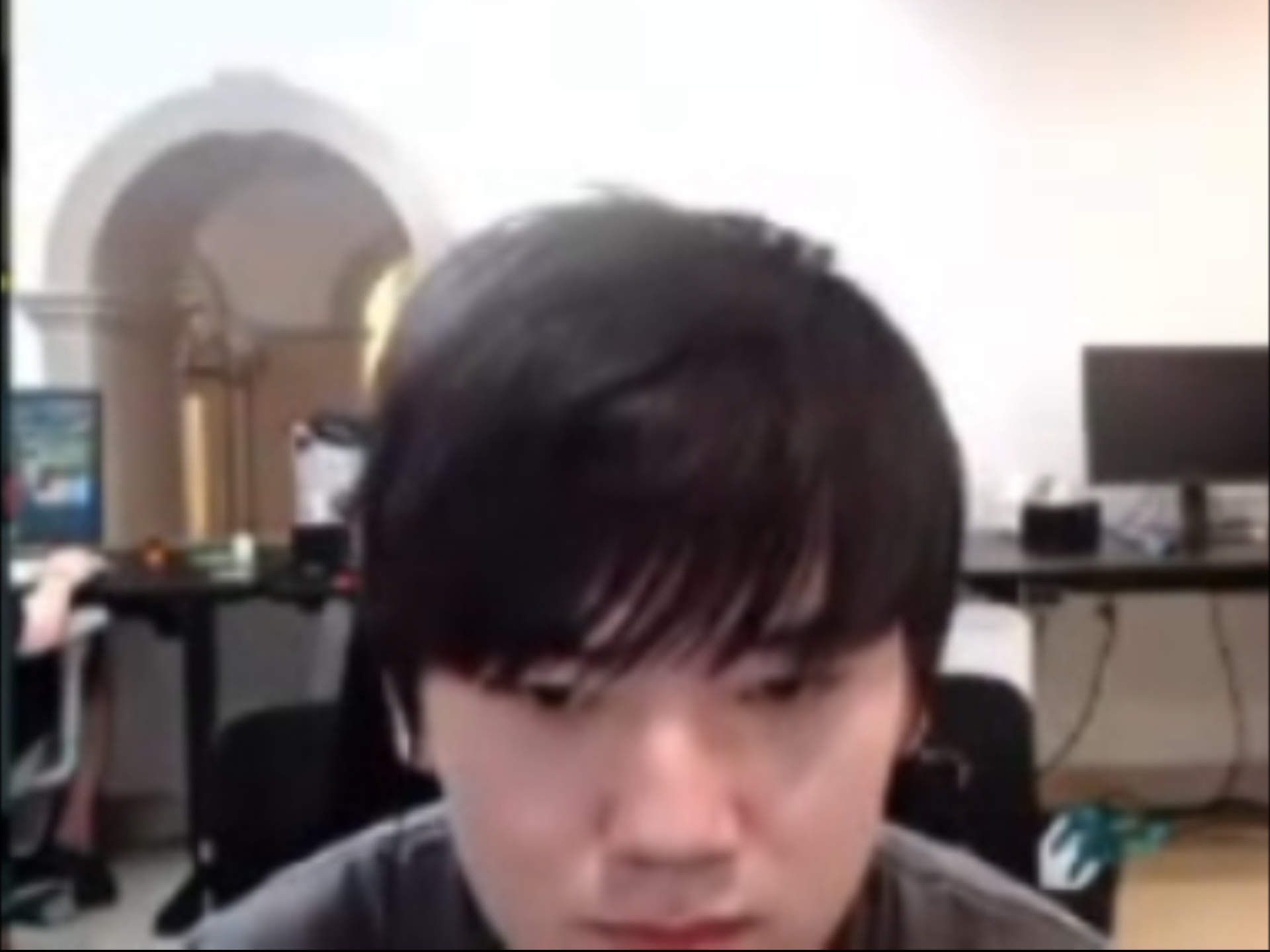 哥哥边直播边瞄EWC，最后一局结束时，“啊？？”JackeyLove谈BLG生死
