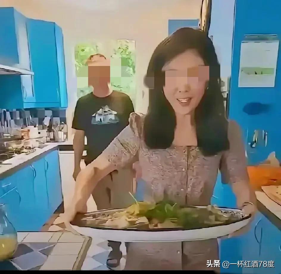 时尚女王苏女士在网络上颇具争议。她在国外夫家时，展现出一副贤良淑德的厨娘形象，可