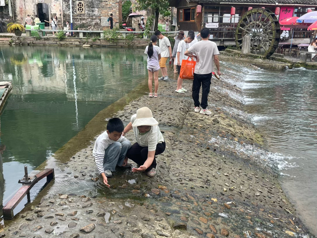 咸宁之行，小桥流水人家，小朋友们都喜欢玩水！ 咸宁·刘家桥古民居