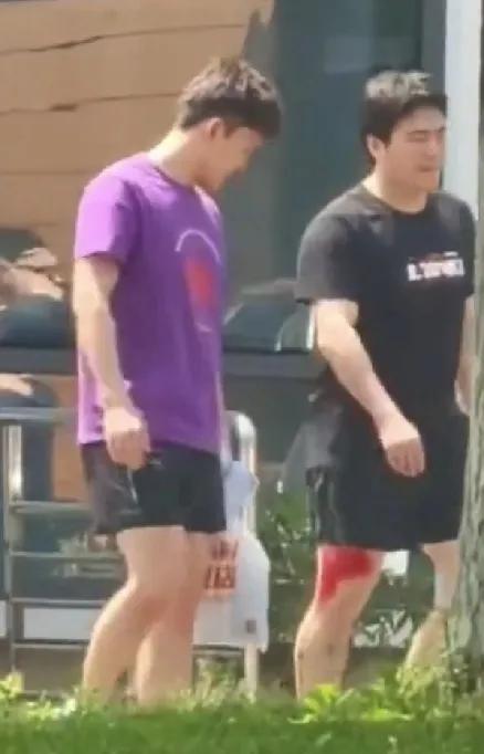 梁靖崑走起路来，
有点一瘸一拐的，
看着不仅让人揪心，还让人担心伦敦世乒赛上的成