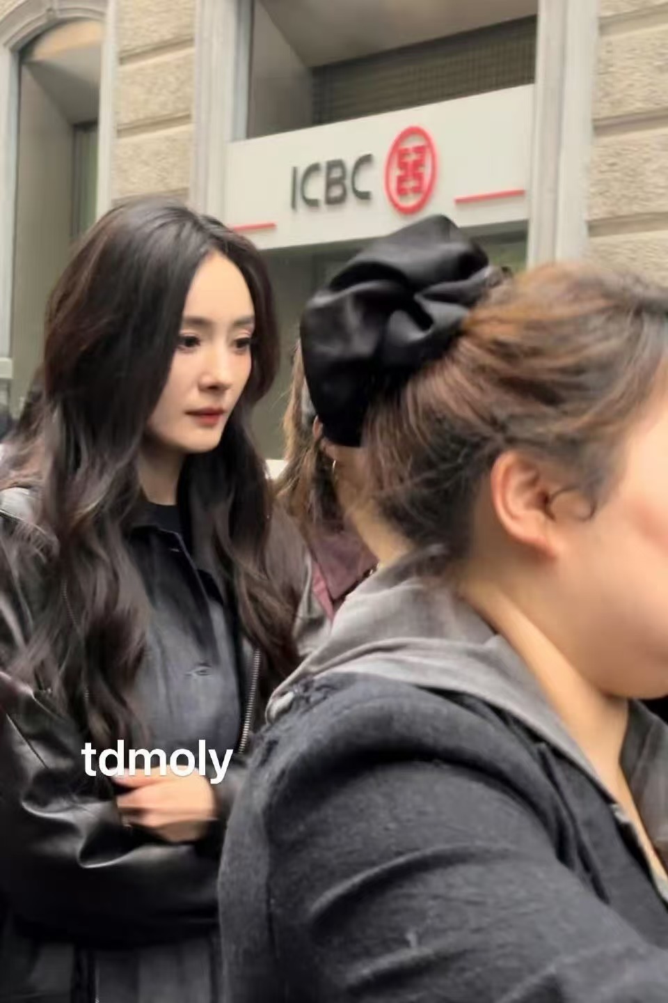 杨幂米兰状态杨幂热心市民 杨幂热心市民上线，杨幂米兰状态也太好了吧，牛仔套装搭配