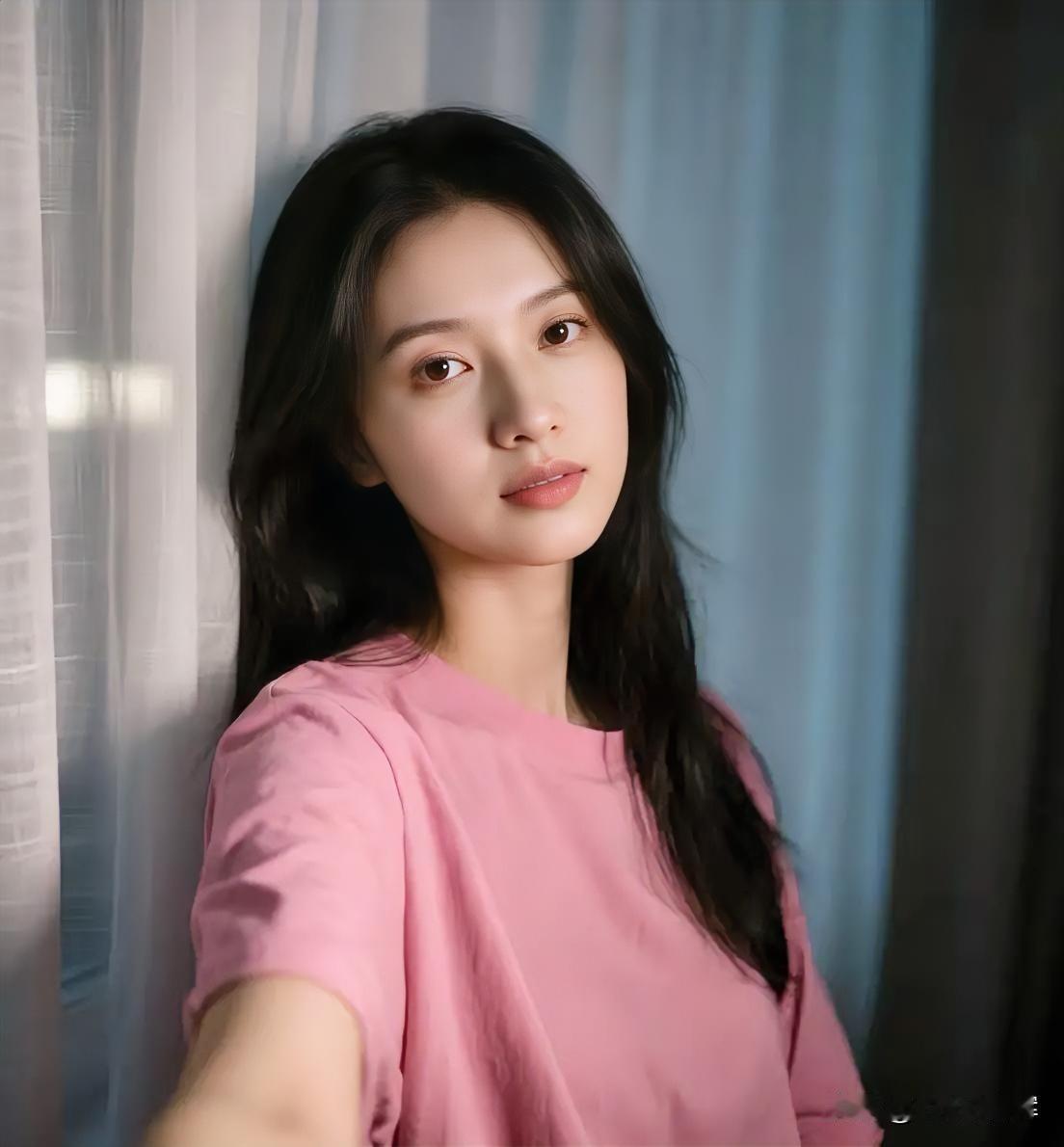 粉衫倚帘，黑发垂肩，她静成温柔画卷。