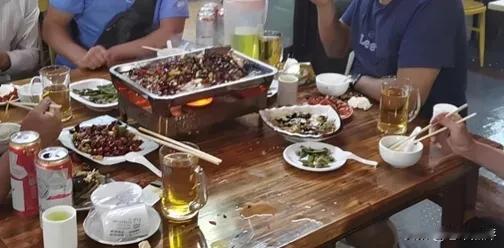 重庆！3女子在饭馆吃饭，点了10道菜，2瓶白酒，结果没吃几口，就匆匆离开了。结完