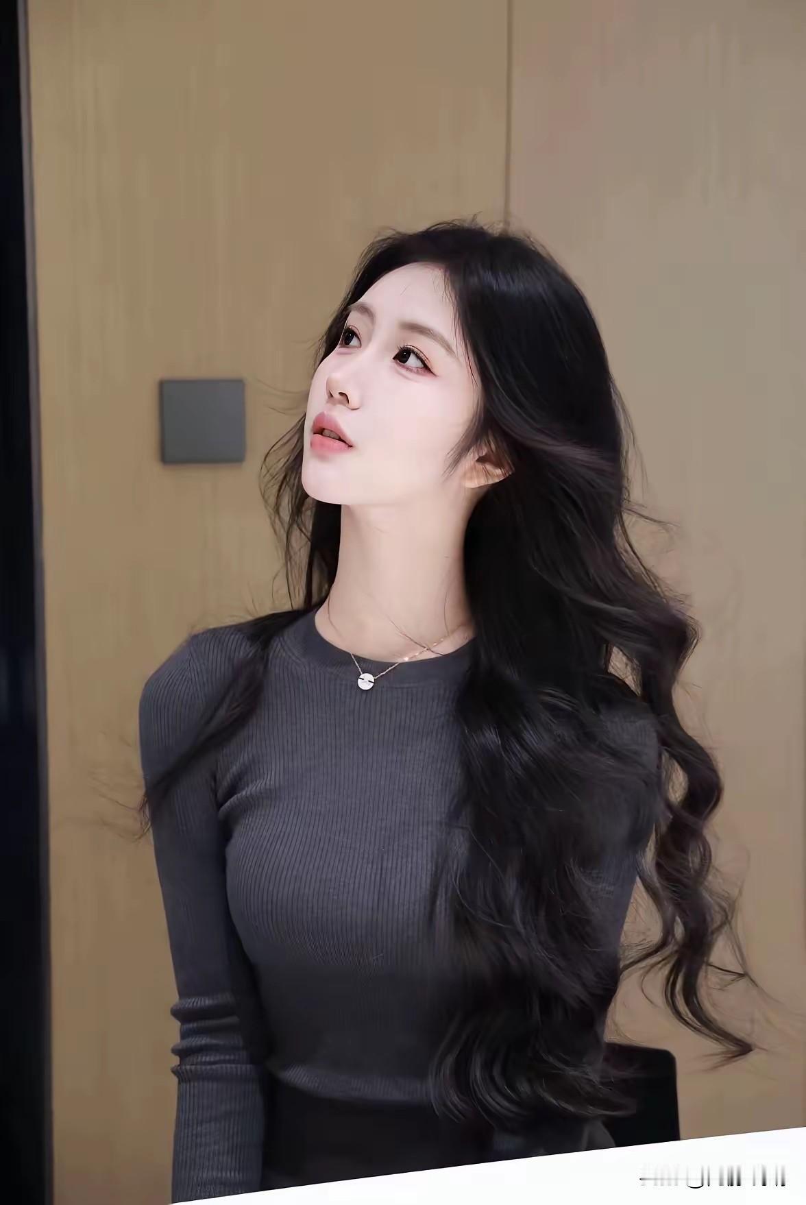 有那种气质温婉的女孩，说话轻声细语，就像江南的烟雨，让人心里软软的。让人心动的女