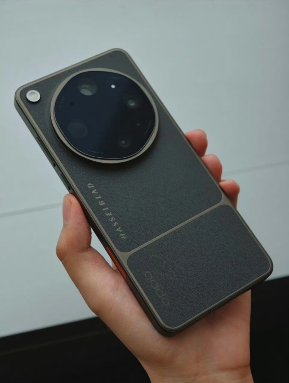 口袋相机OPPO Find X9 Ultra哈苏版这外观怎么样？ 