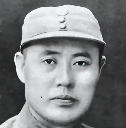 傅作义看似“临阵倒戈”，实则每一步都在刀尖上行走。和平解放北平时，他手中真正能依