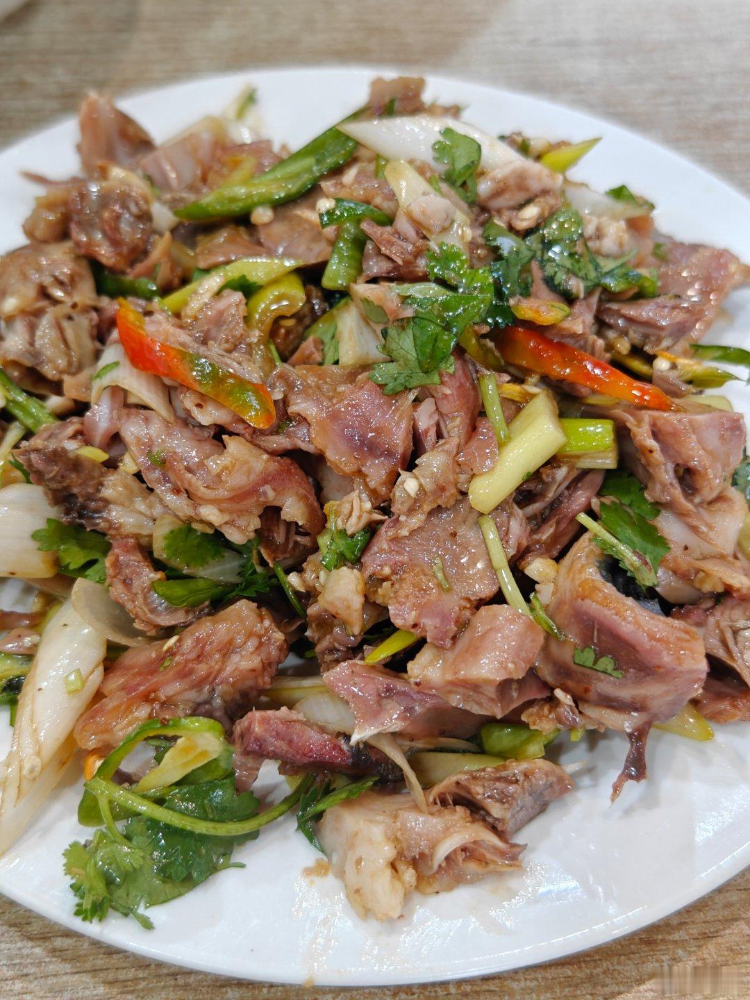 单县羊汤是我最爱吃的美食之一，特别是拌羊脸肉质鲜美，肥而不腻，想想就流口水了，中