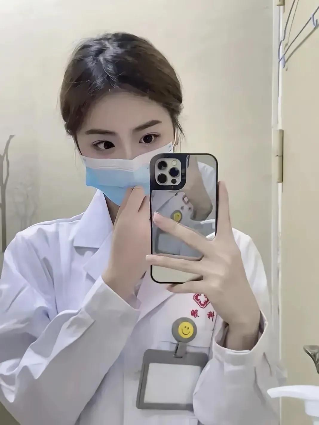 臭美的小姐姐