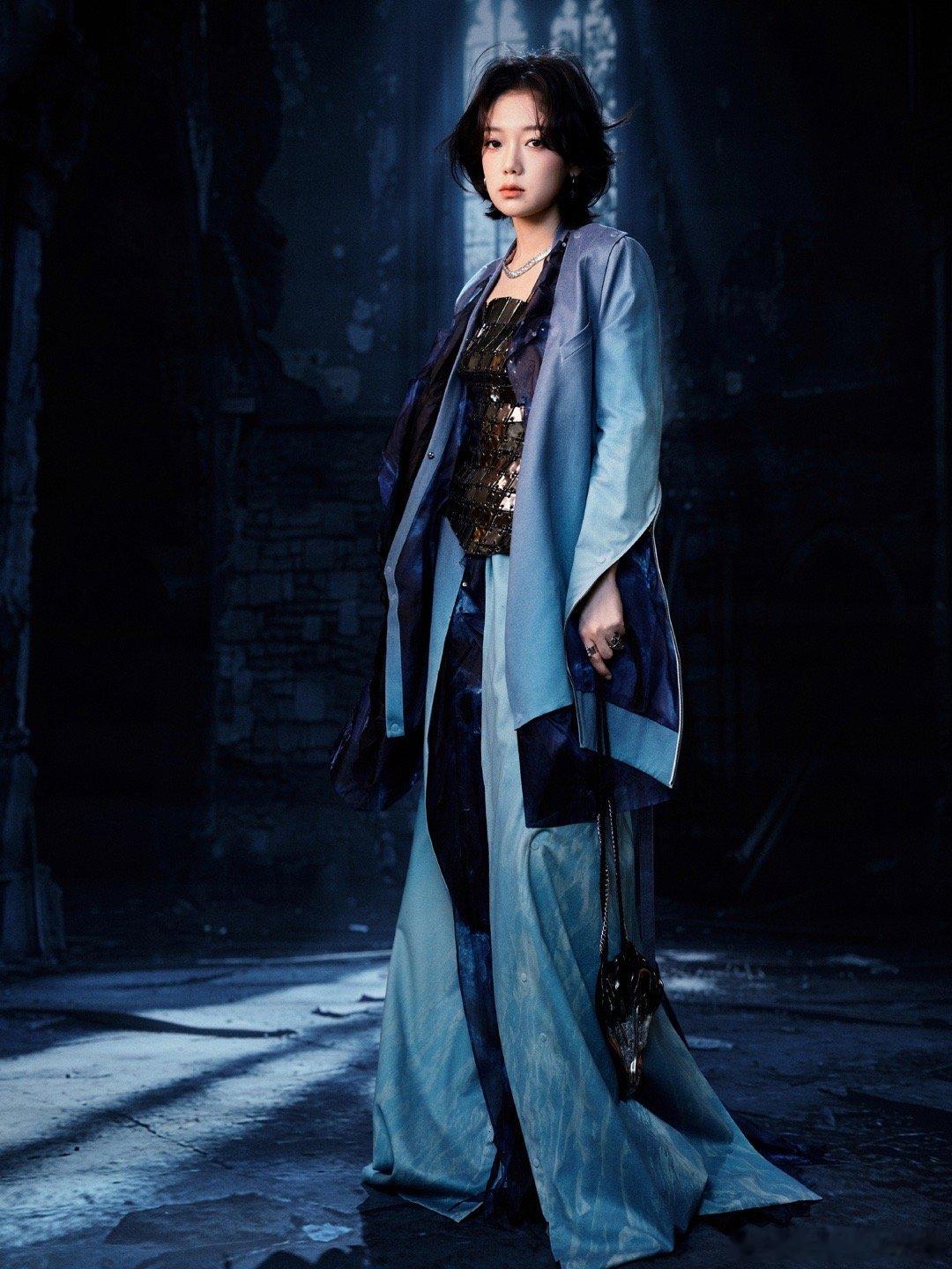 希林娜依高 女战士希林娜依高跨年高定战袍 一眼万年，是为希林娜依高。她的跨年战袍