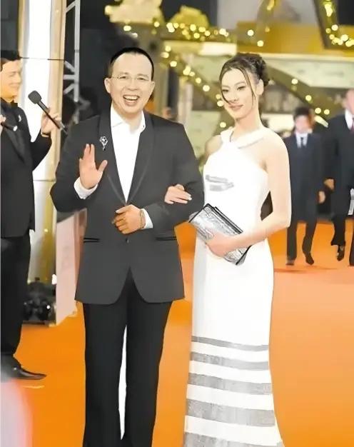 当年41岁的李泽楷爱上了19岁的梁洛施。一个如狼似虎，一个年轻体健，2年内竟然添