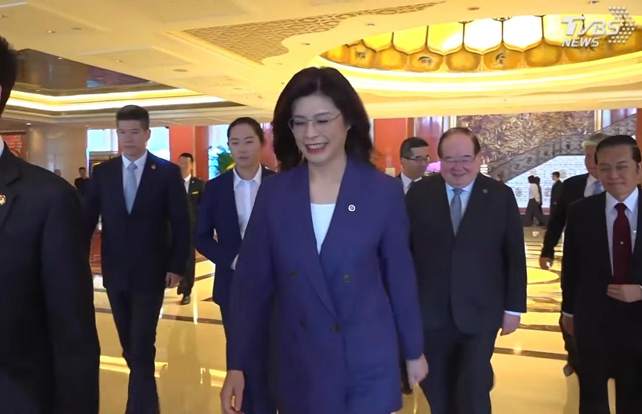 台媒体人赵少康今（10日）在脸书发文表示，国民党主席郑丽文访问大陆，今天是两党领