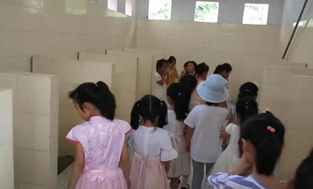 你知道什么叫“厕所社交”吗？不少中小学生正在被学校的“厕所社交”无情摧残，国内抑