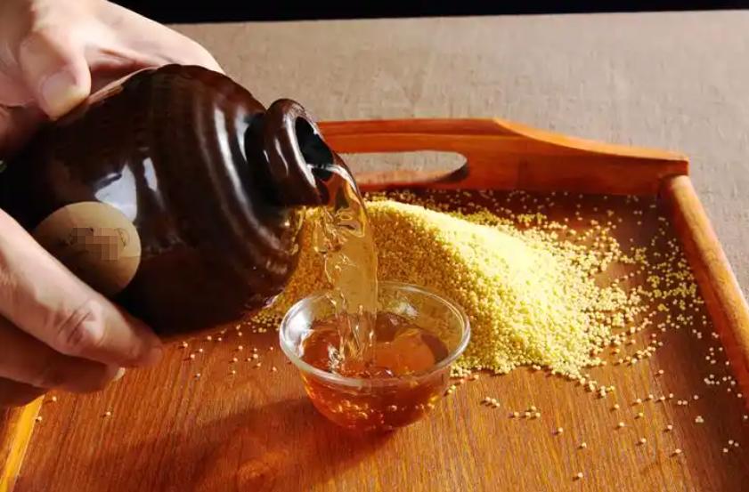 难道酒真的能养生？尤其是被年轻人视作 “老一辈饮品” 的黄酒，凭什么敢宣称 “调