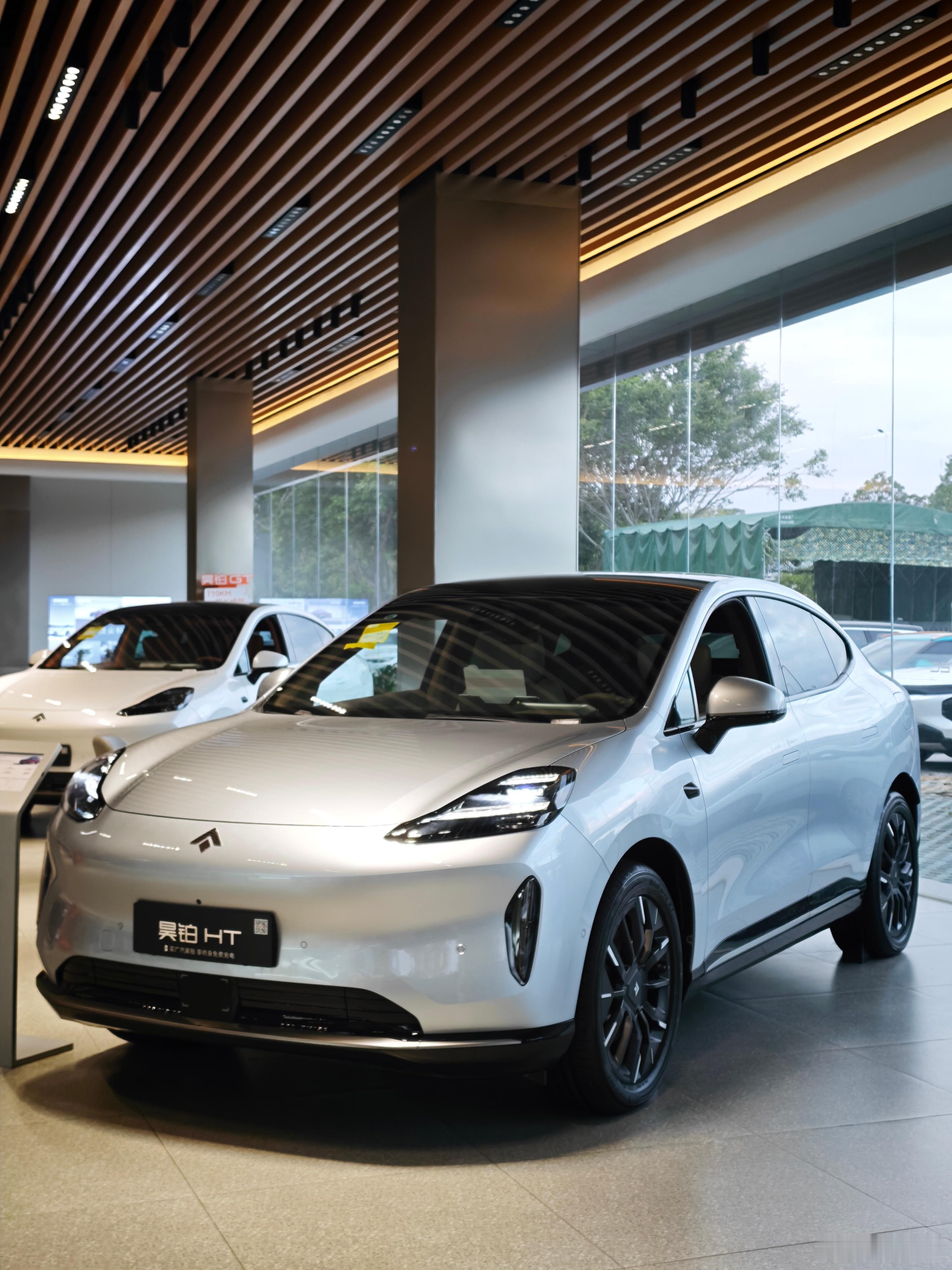 前几天看昊铂A800的时候留意到了展厅里的三台昊铂HT，一款曾经完全没有了解过的