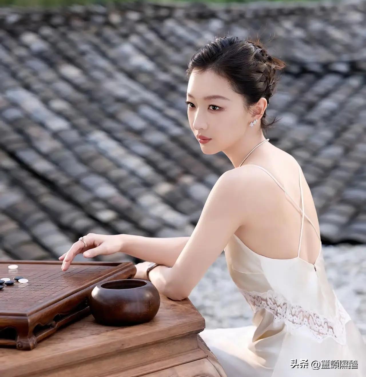 周冬雨这身造型，还以为是给睡衣做模特，结果这是颁奖盛典现场。修过图的照片，她像仙