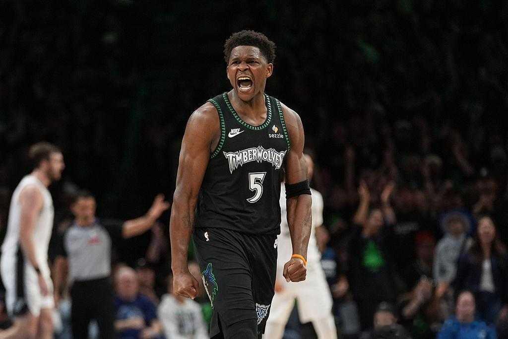 文班亚马被驱逐NBA季后赛继续进行，明尼苏达森林狼队主场赢球追平总比分。爱德华兹