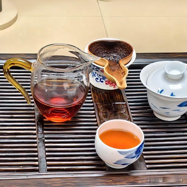 《淬炼成茶·寄生草体》
沸水翻腾碧玉瓯，新芽初怯浪头凶。世人岂识真滋味？岁月方成