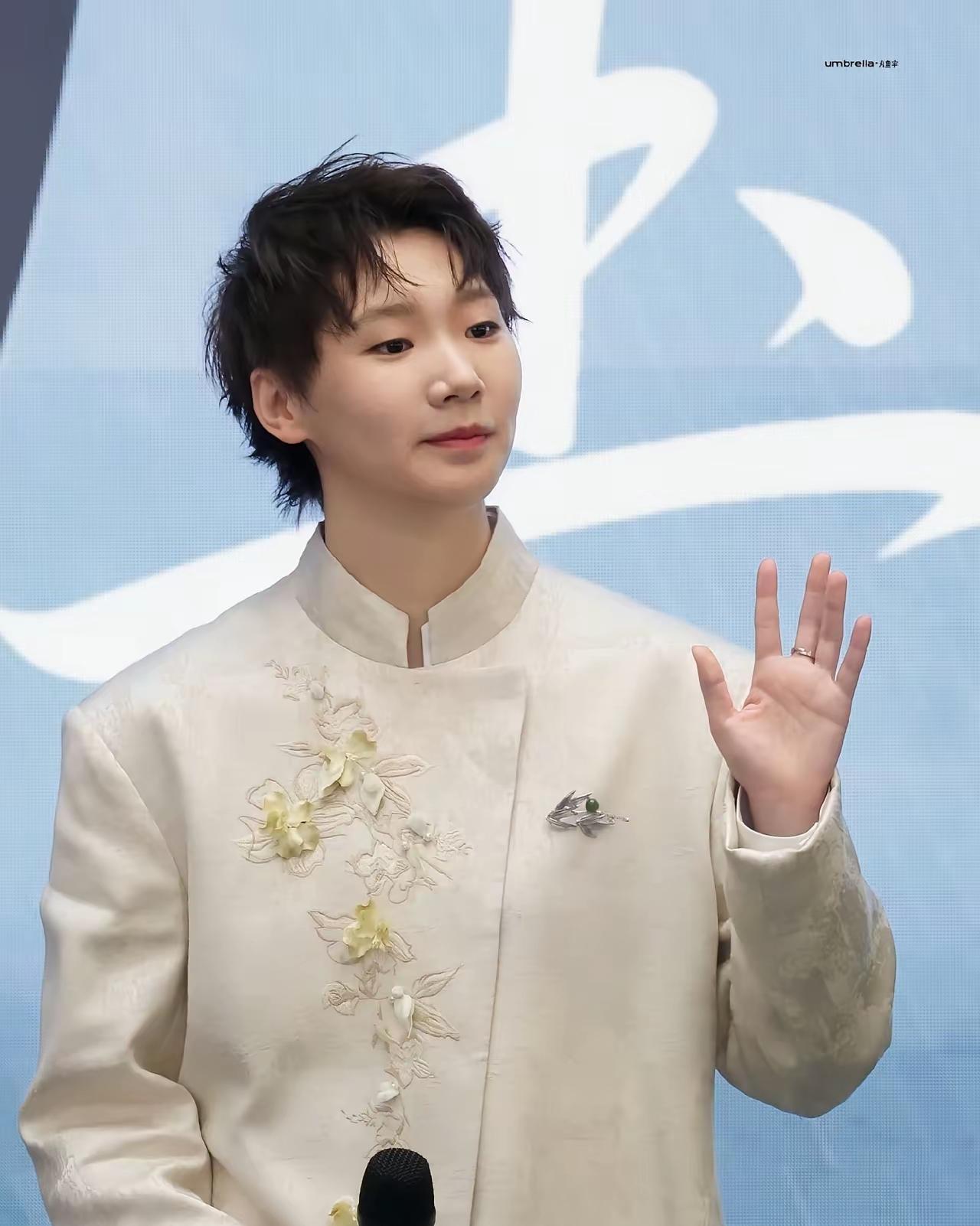 说实话，王曼昱的这件衣服，有点小孩儿穿大人衣服的感觉，完全是套上的，不适合王曼昱