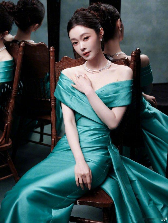 宋轶绿色拖尾长裙宋轶绿裙出图 哇！ 宋轶绿色拖尾长裙 