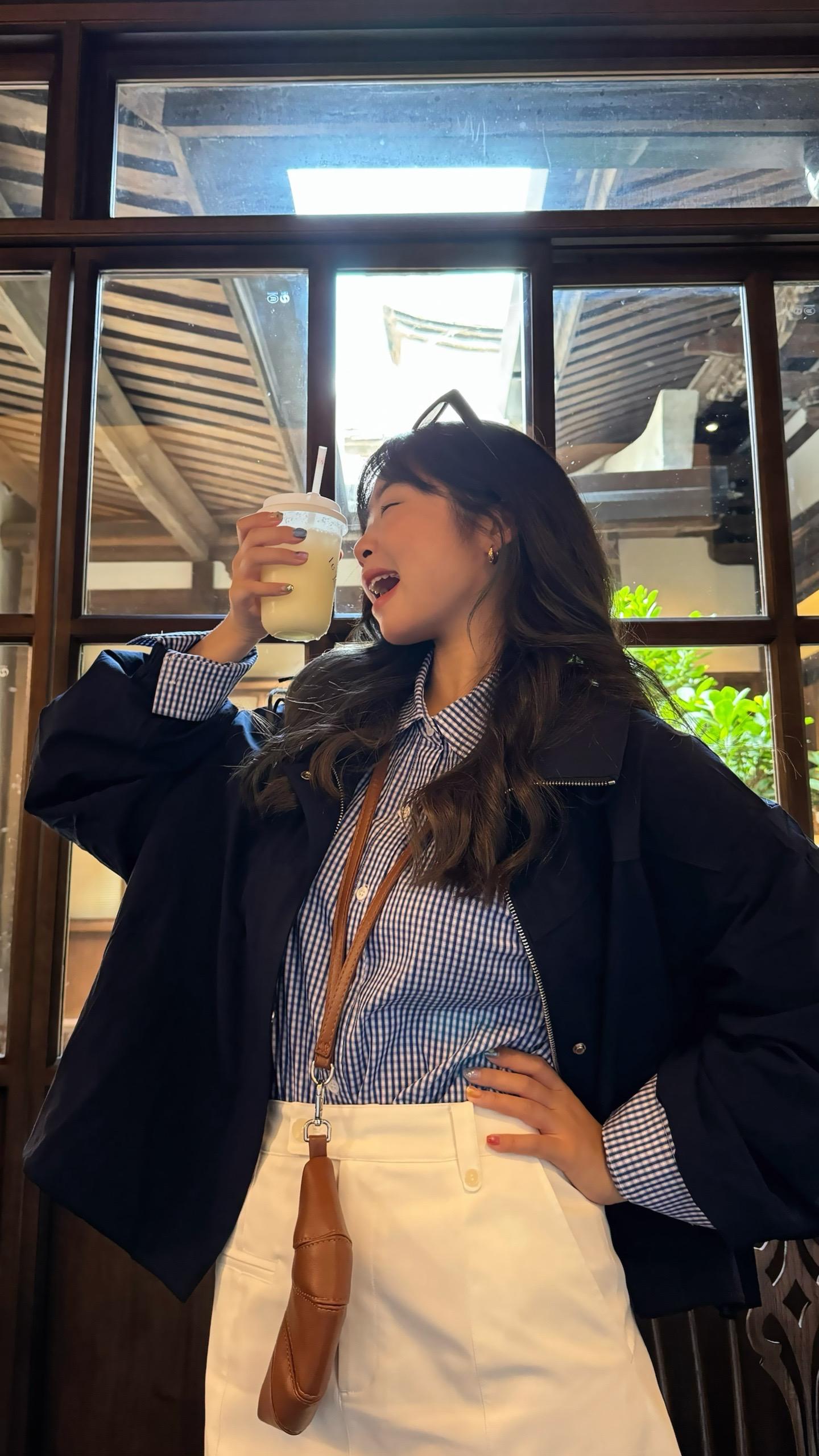 美美的咖啡店拍照。