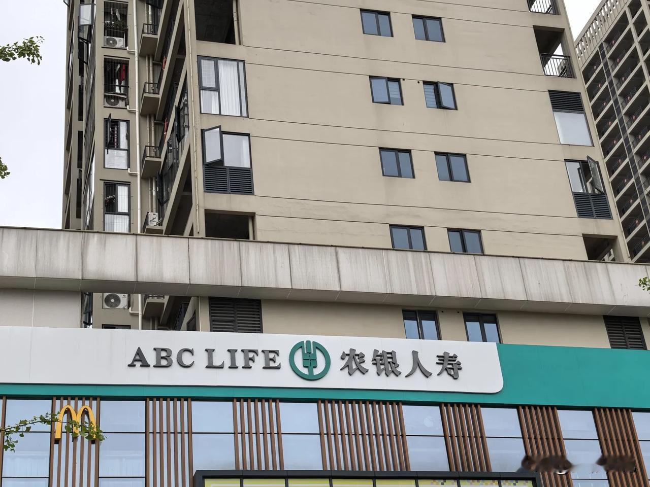 今天才注意到，在小区旁边的二楼开了这么一家店，看了牌子有点不懂，想问一下，这个单
