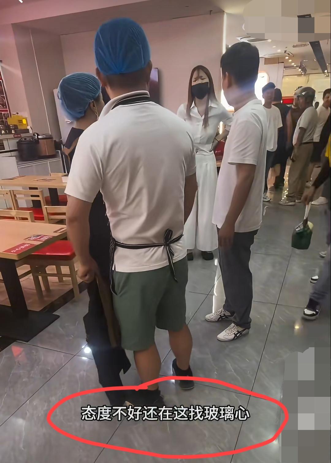女子外卖平台点餐备注要求给一个酱包，商家忘记给了。女子把餐吃完后申请退款，平台把