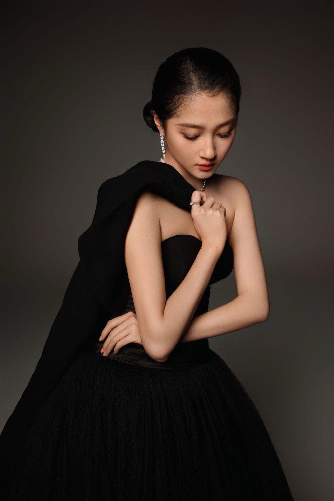 关晓彤复古女爵关晓彤 谁踩了我一脚     当复古女爵突然“破功”：关晓彤一身a