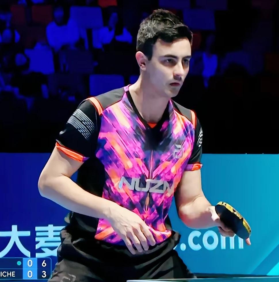 第一次看到这样帅的乒乓球运动员，长得也太帅了，听解说是位阿尔及利亚的乒乓球运动员