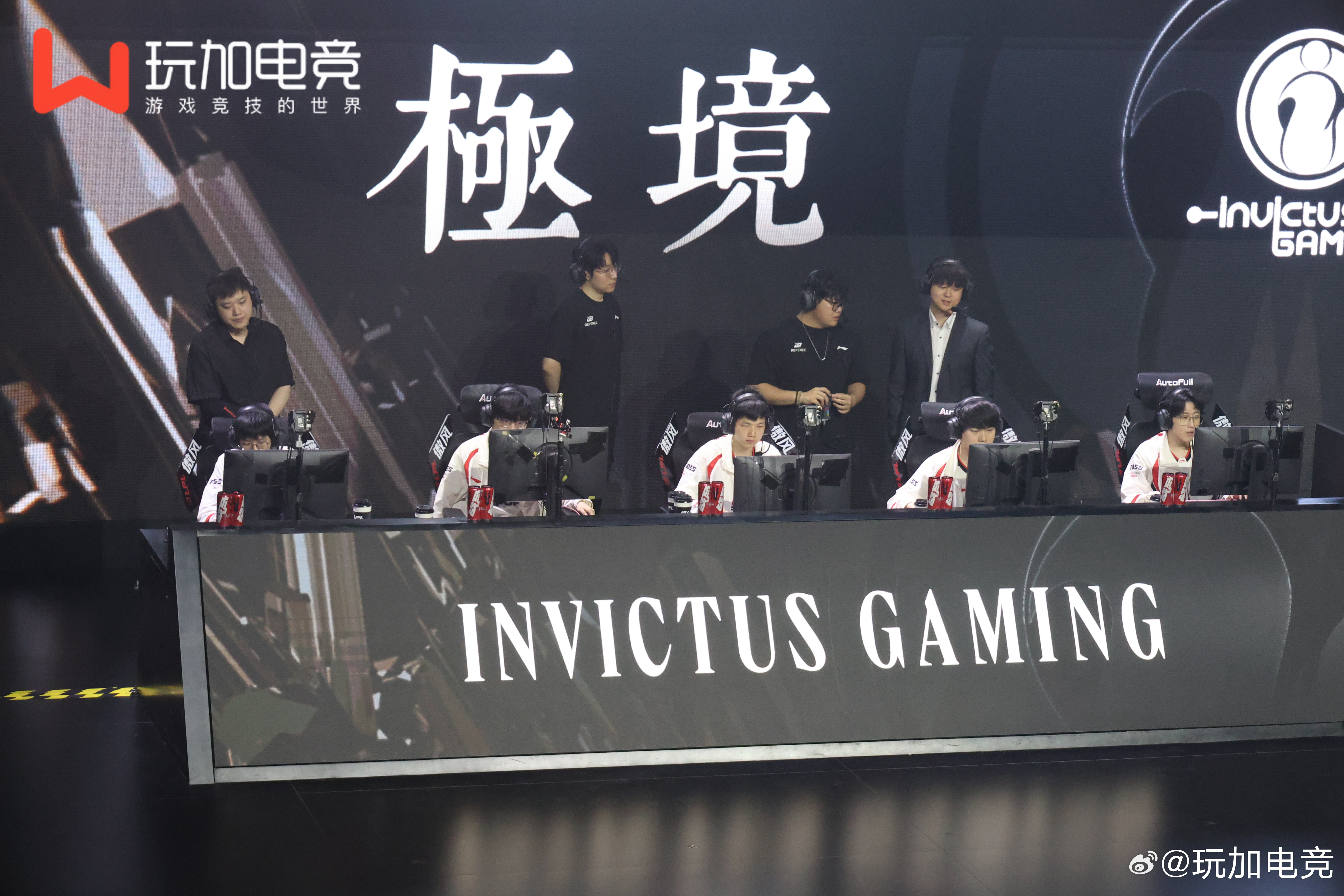 赛前调试阶段，TES与AL选手就位。现场画面显示INVICTUS GAMING战