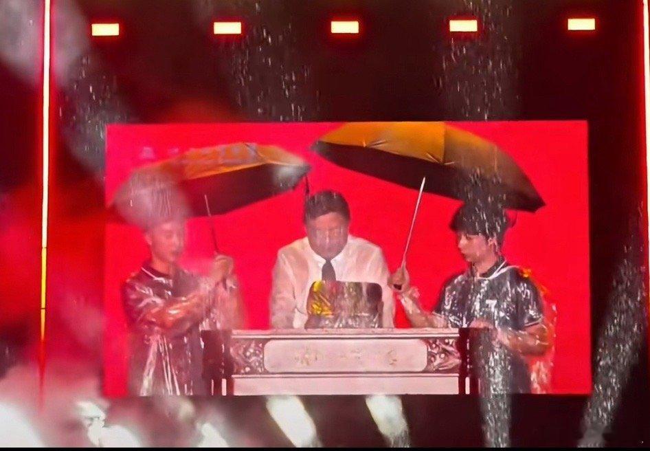 浙江大学不愧是双一流！开学典礼下着雨，这两位学生就这么给校长有效打伞 ​​​