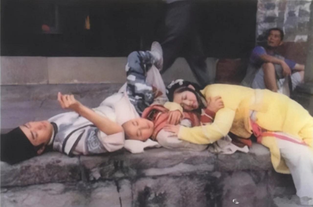 2000年《少年包青天》在片场休息的公孙策、展昭、庞飞燕。 