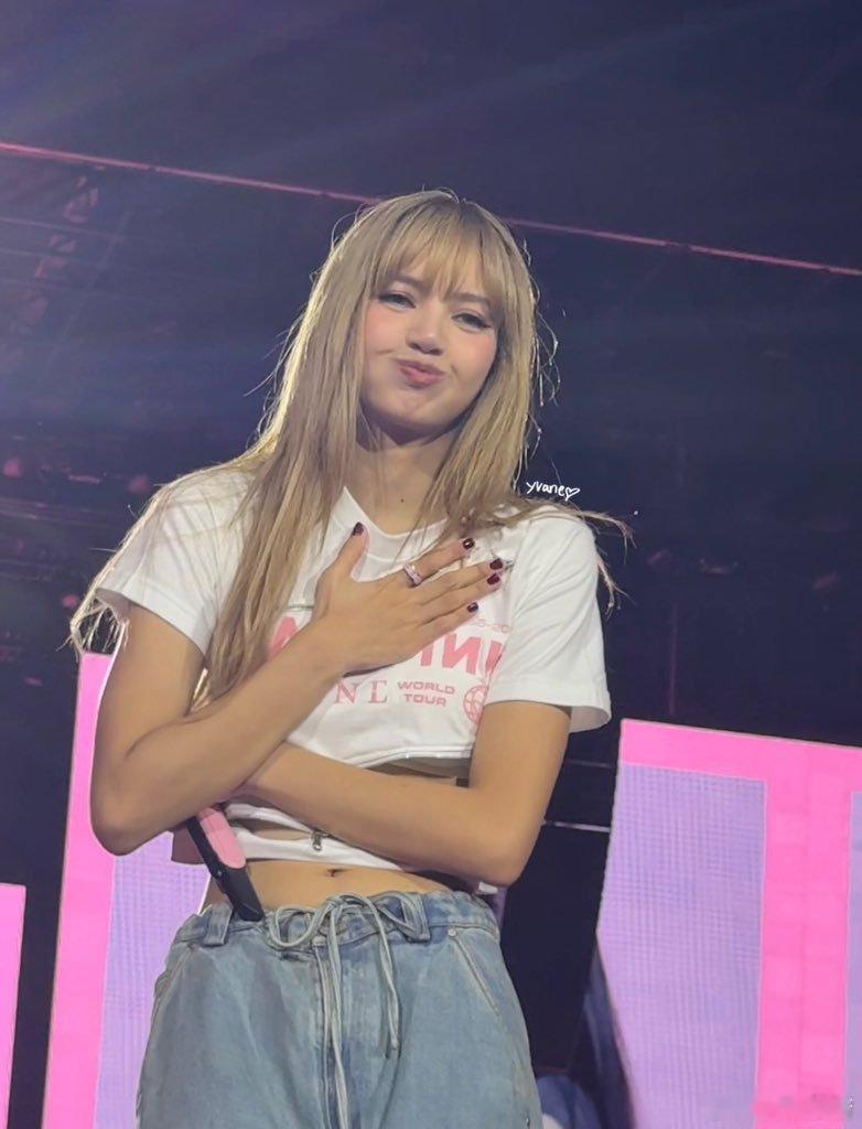 “250816”Lisa伦敦演唱会相关饭拍｜好萌😍 ​​​