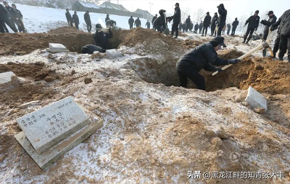 今天，又一批在韩国的志愿军战士遗骨归来，将葬于辽宁沈阳志愿军烈士陵园地宫内。

