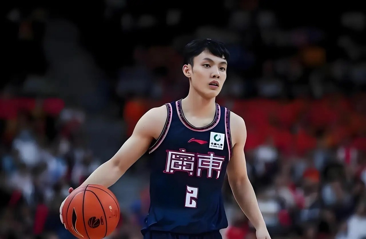 徐杰留在广东男篮！近期，有消息称上海男篮向徐杰开出3年1500万的报价，卢伟希望