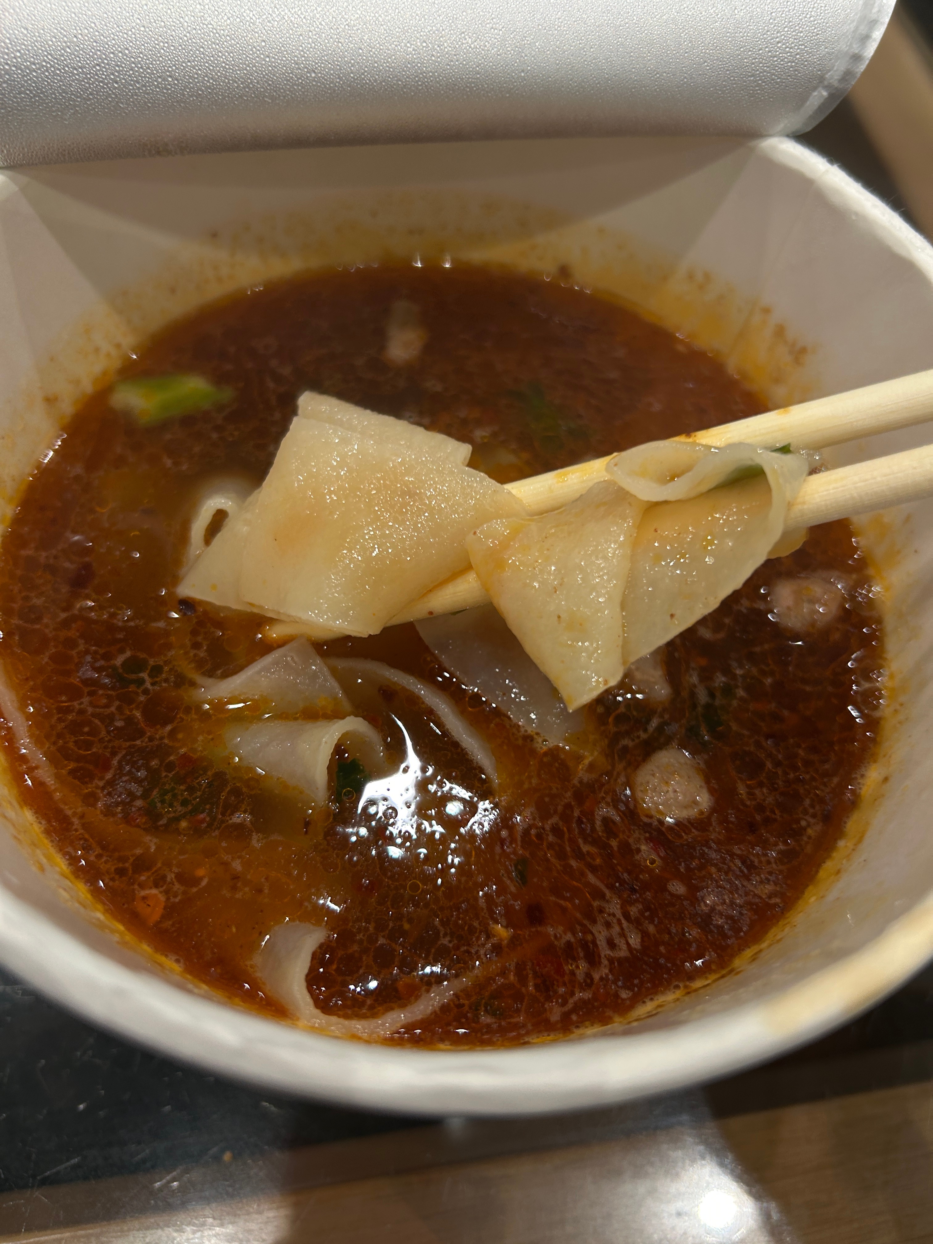 牛肉板面都有速食的了，我尝尝 