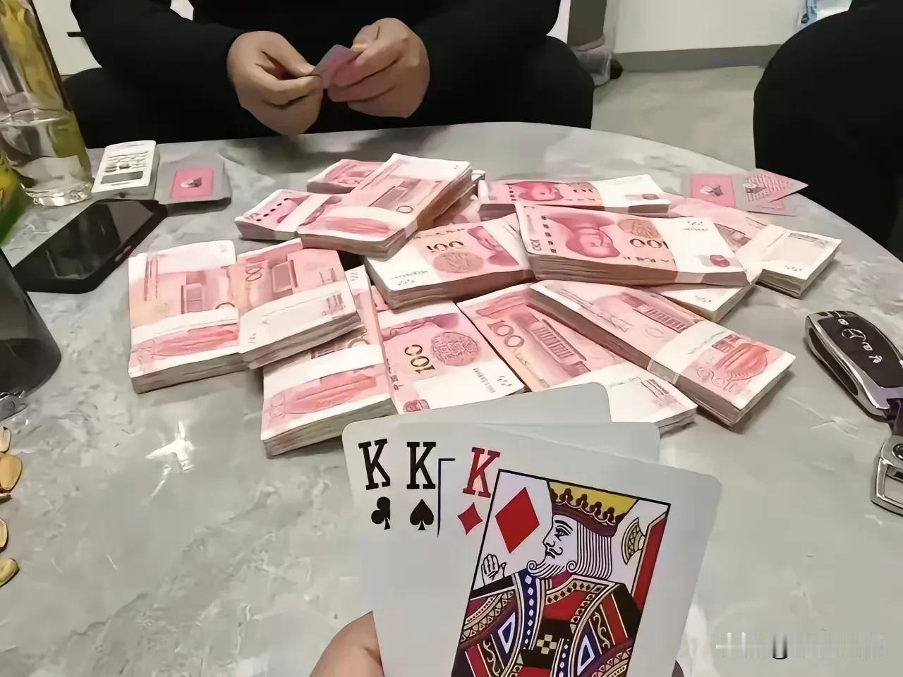 十赌九诈，不赌为赢！
这是一张从网络上下载的图片，面对这样的手牌，加注?认输?这