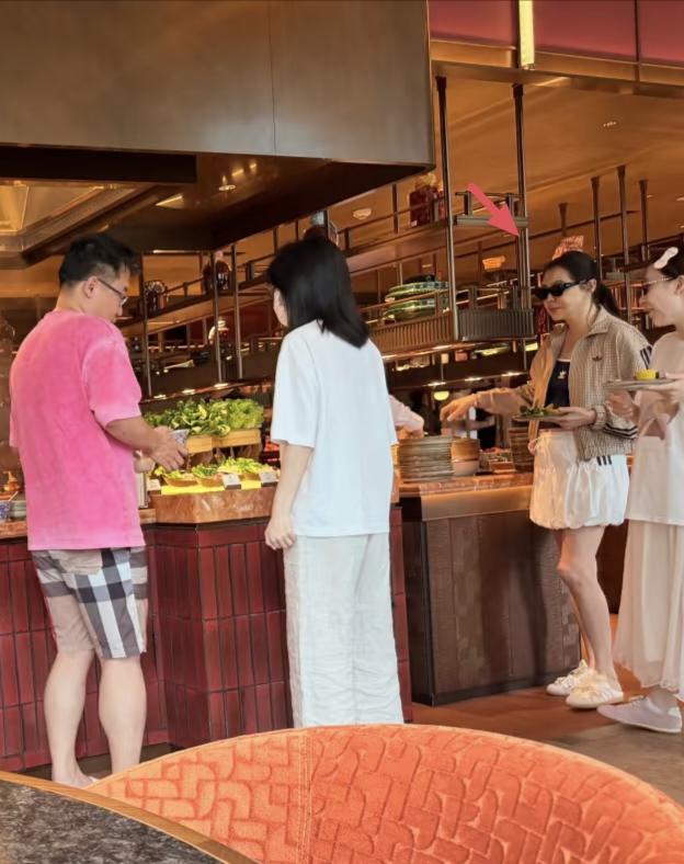 59岁王祖贤现身广州太古汇逛商场吃早餐，她穿着白色小短裙，戴着大墨镜，打扮年轻时