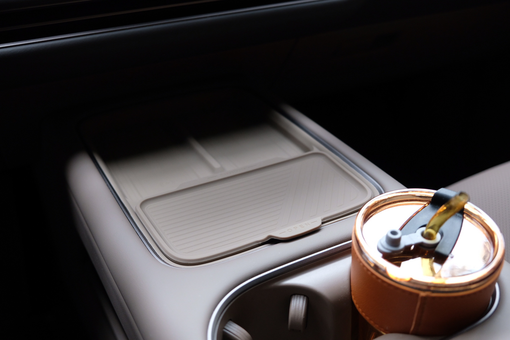 我一般是不喜欢在车里买配件什么的，但是这个中控硅胶垫是真的挺好的。一方面手感超级