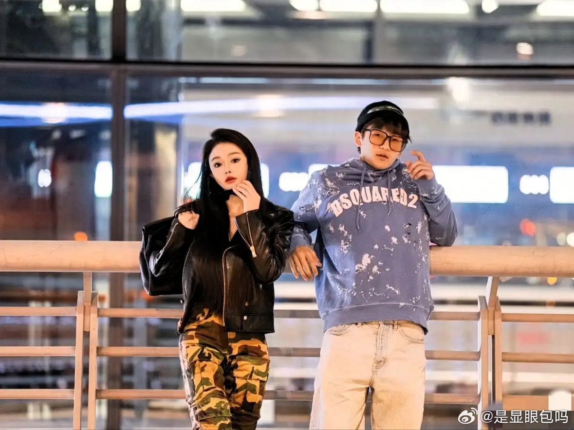 冉莹颖晒出和儿子合影，轩轩都长这么大了，完全就是个帅气的小伙子！冉莹颖保养的也年